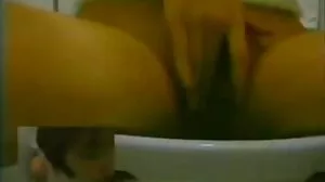 දත් නැති අත්තම්මා බඩ උරා බොමින් කම්මුල්ගාය