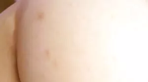 සුදුමැලි සම අඳුරු හිසකෙස් රැලි සහිත හිසකෙස්