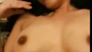 ගැහැණු ළමයින්ගේ නිරුවත් කකුල් විවෘතයි